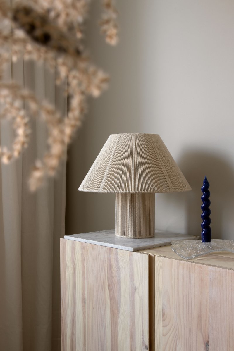 Anna 32cm Natur bordlampe Fra Globen Lighting - Anna er laget av naturfarget bomullstråd som er håndviklet rundt en metallramme.