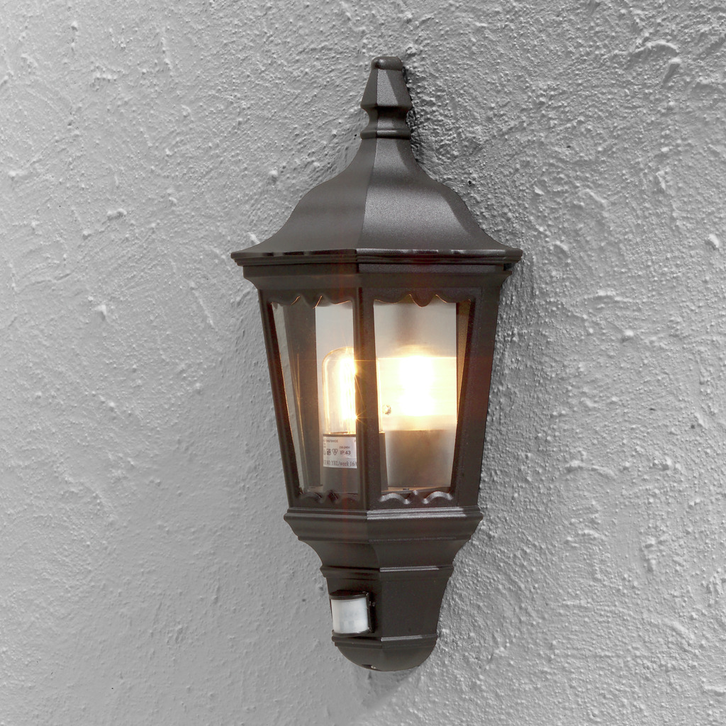 Firenze Svart utendørslampe Fra Konstsmide - Perfekt for yttervegger og innganger, lampen gir et tidløst inntrykk og trygghet i all slags vær.