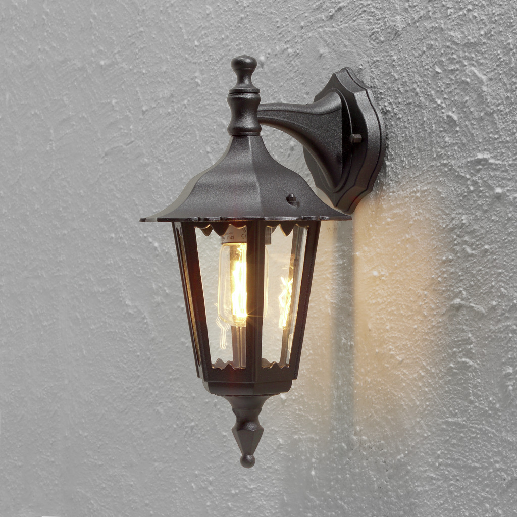 Firenze Svart utendørslampe Fra Konstsmide - Gi fasaden din et klassisk og sofistikert utseende med denne stilige vegglampen i svart finish!