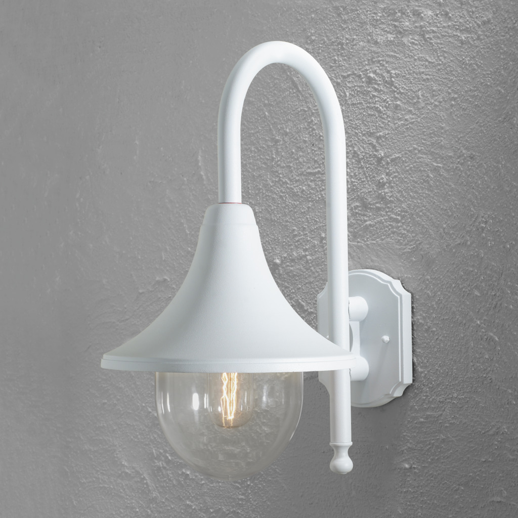 Bari Hvit utendørslampe Fra Konstsmide - Med sin hvite finish og myke linjer er den perfekt for både klassiske og moderne fasader.