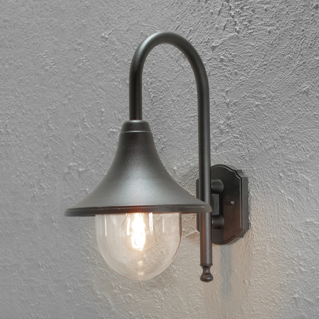 Bari Svart utendørslampe Fra Konstsmide - Med sin svarte finish og myke linjer er den perfekt for både klassiske og moderne fasader.