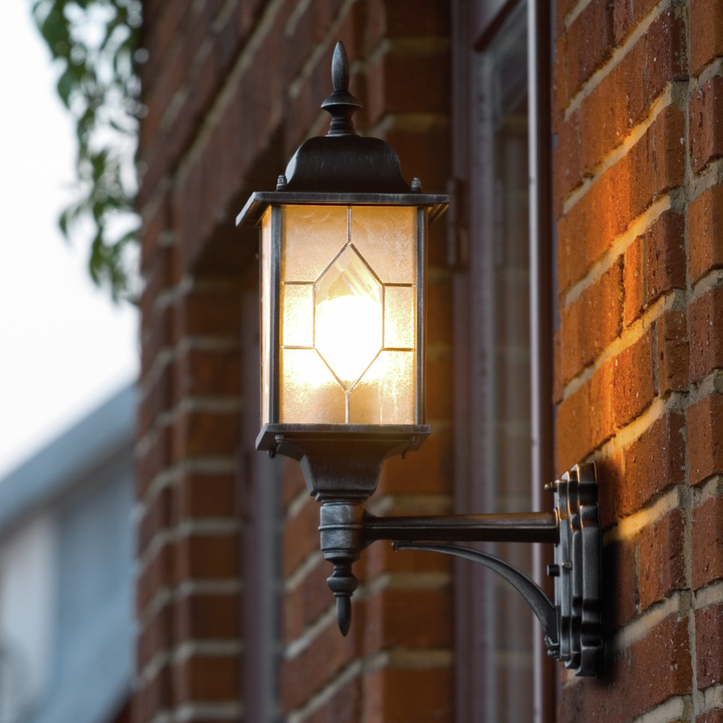 Milano Svart utendørslampe Fra Konstsmide - Forbedre fasaden din med denne elegante og klassiske vegglampen, perfekt for å skape en innbydende og sofistikert atmosfære.