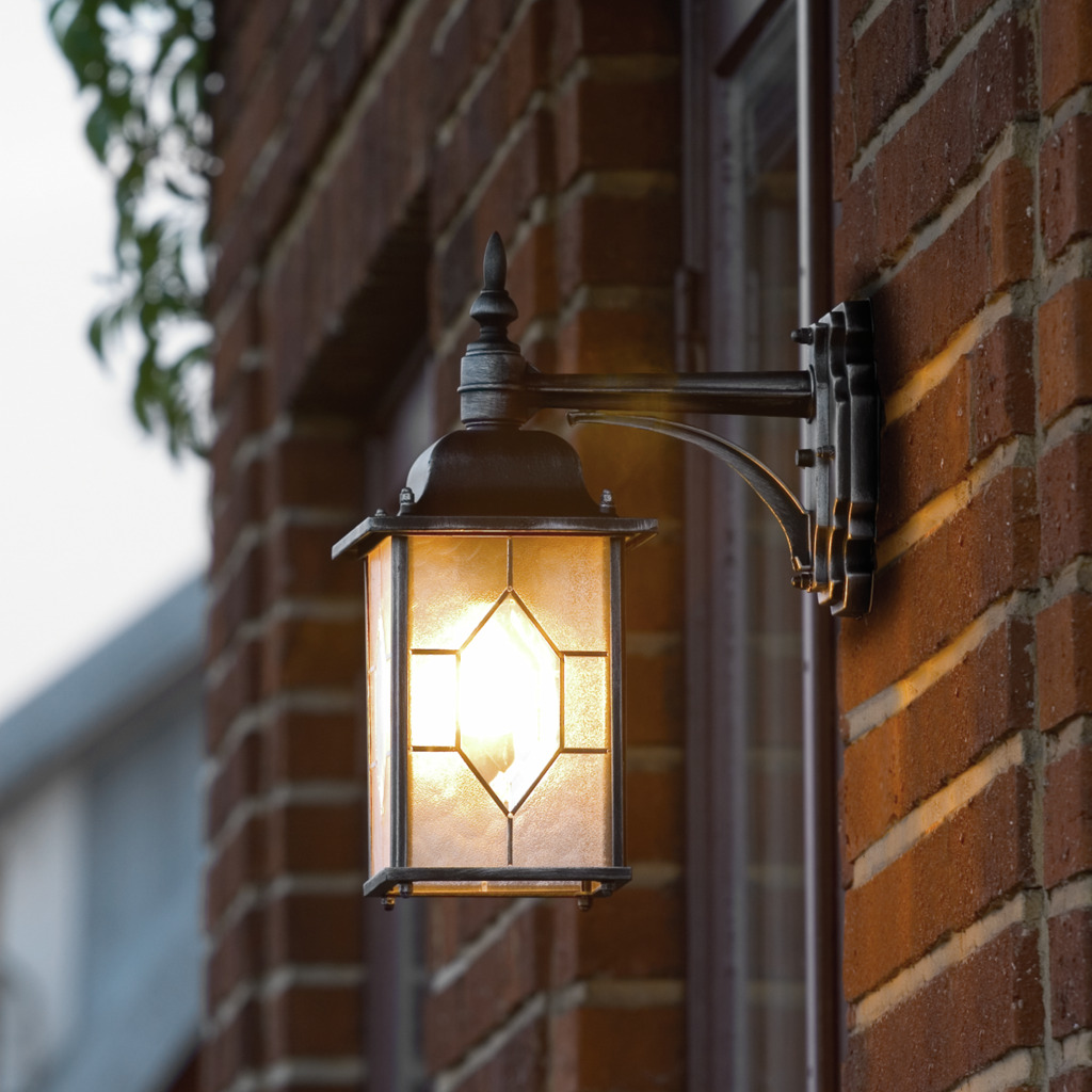 Milano Svart utendørslampe Fra Konstsmide - Forbedre fasaden din med denne elegante og klassiske vegglampen, perfekt for å skape en innbydende og sofistikert atmosfære.