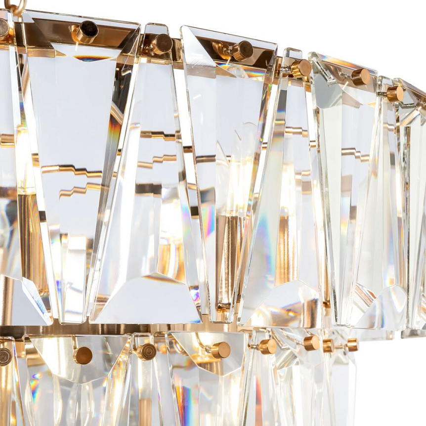 Puntes Ø77 Gull krystall Fra Maytoni - Puntes er en elegant taklysekrone i gullfarget metall med glitrende prismer som omgir lyskildene og skaper et magisk lysspill n&aring;r lampen er p&aring;.