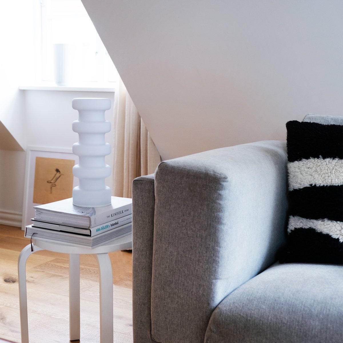 Luna 33cm Hvit bordlampe Fra Dyberg Larsen - L&aring;t Luna bordslampa bli rummets blickf&aring;ng med sitt f&ouml;rtrollande sken i opalglas och skapa en unik atmosf&auml;r.
