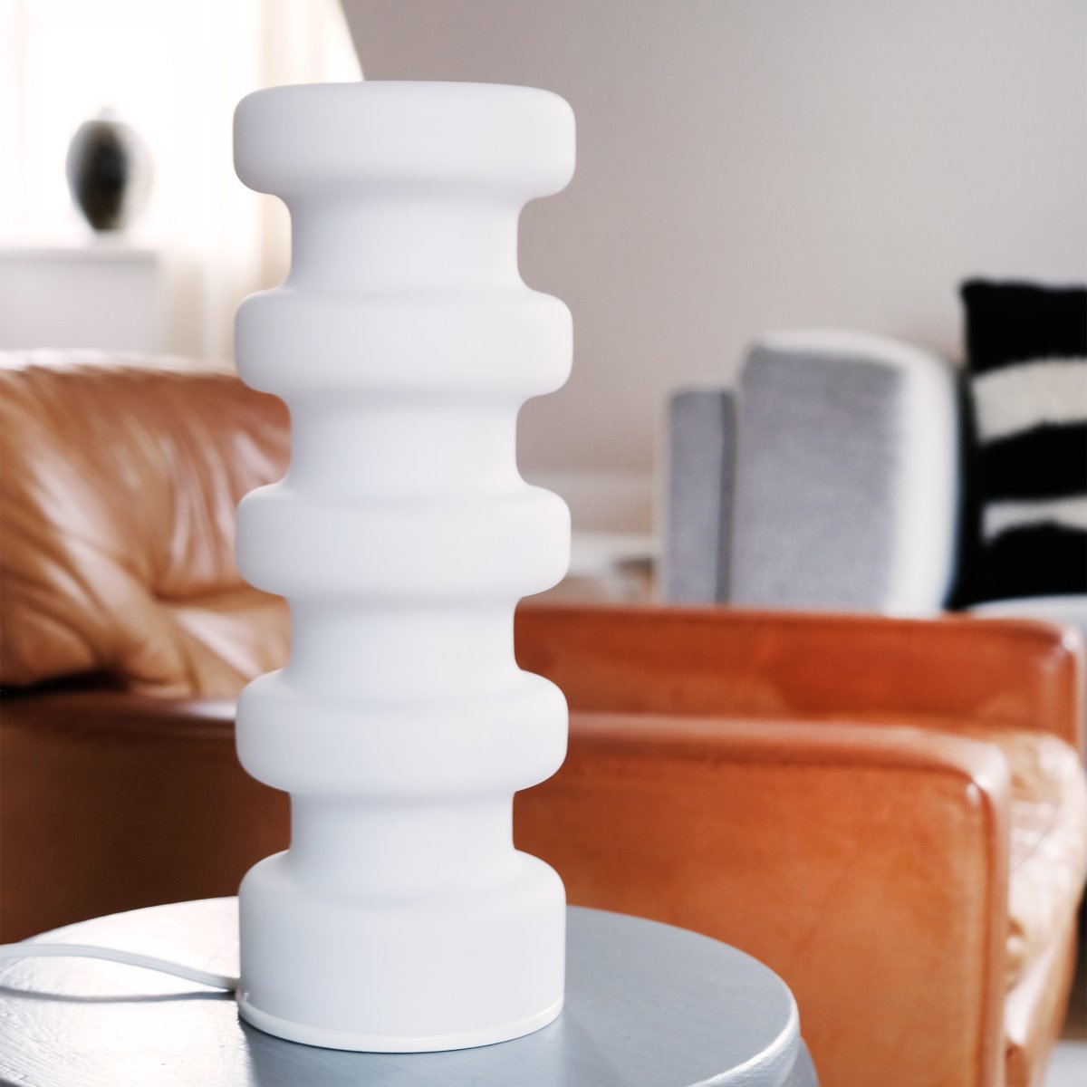 Luna 33cm Hvit bordlampe Fra Dyberg Larsen - L&aring;t Luna bordslampa bli rummets blickf&aring;ng med sitt f&ouml;rtrollande sken i opalglas och skapa en unik atmosf&auml;r.