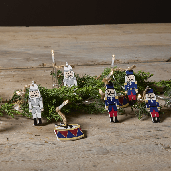 Lysslynge Nutcracker 1,8m Flerfarget Fra Star Trading - Lyslenke for innend&oslash;rs bruk dekorert med 10 trefigurer i fargene bl&aring;/gr&aring;/hvit og r&oslash;d.