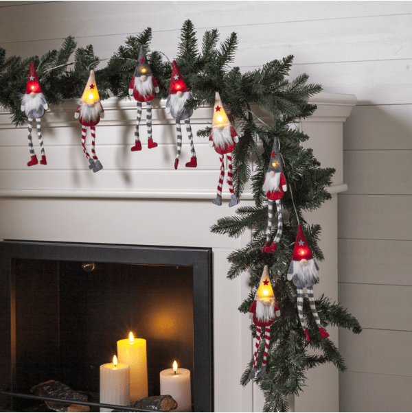 Lysslynge Alf 1,4m Flerfarget Fra Star Trading - Batteridrevet lyslenke med 8 litt st&oslash;rre julepynter laget av tre og stoff i julefarger.