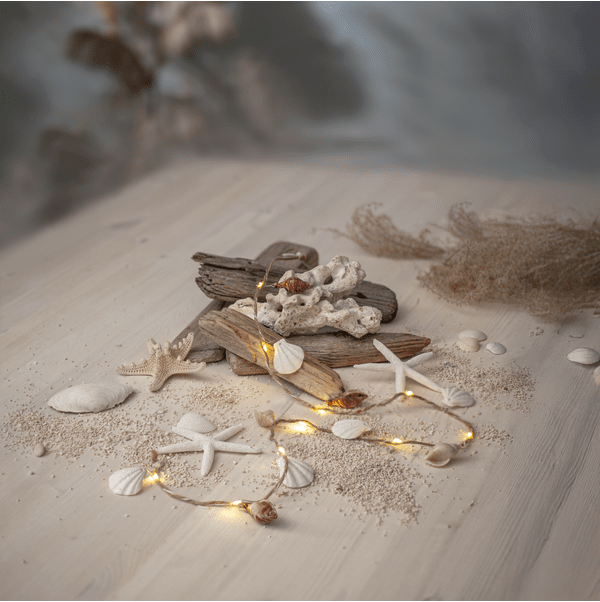 Lysslynge Seaside Beige Fra Star Trading - Seaside er en vakker batteridrevet teleslynge for innend&oslash;rs bruk med dekorasjoner i plastmateriale inspirert av havet.