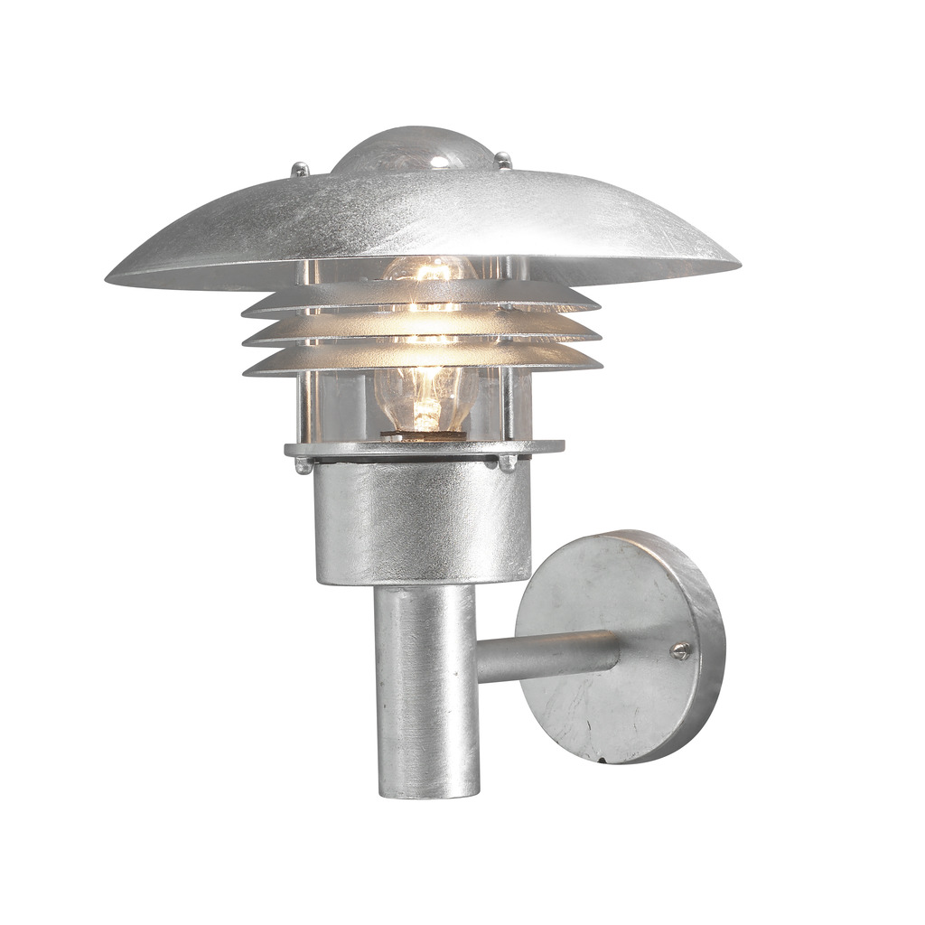 Modena Galvanisert stål utendørslampe Fra Konstsmide - Med sitt beskyttende tak og stilige design gir den et behagelig og rettet lys, ideelt for &aring; skape en trygg og innbydende atmosf&aelig;re utend&oslash;rs.