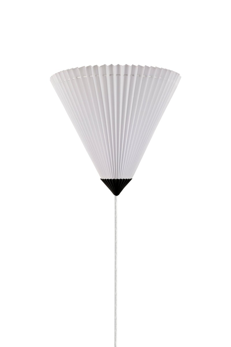 Matisse 34cm Hvit vegglampe Fra Globen Lighting - Med sin hvite plisserte tekstilskjerm og matchende detalj i svart metall er denne vegglampen et fint tillegg til det trendy og klassiske hjemmet.