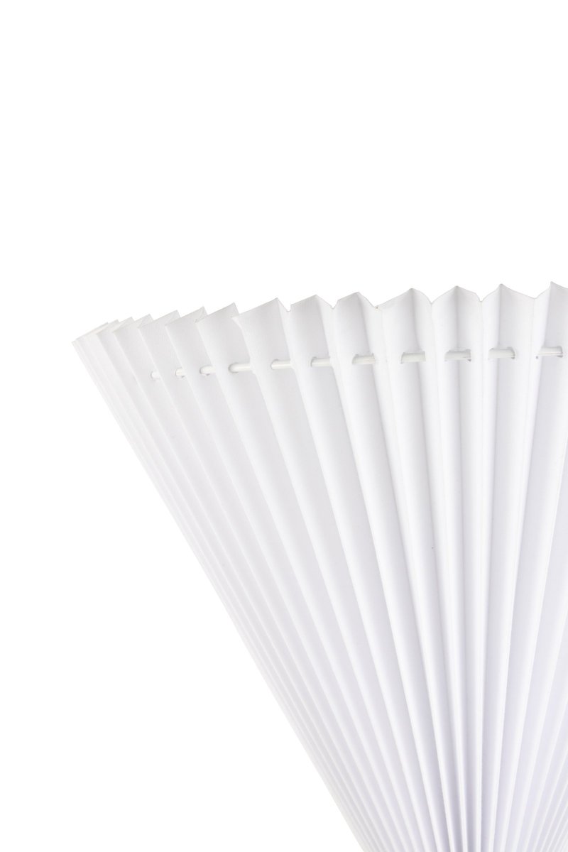 Matisse 34cm Hvit vegglampe Fra Globen Lighting - Med sin hvite plisserte tekstilskjerm og matchende detalj i svart metall er denne vegglampen et fint tillegg til det trendy og klassiske hjemmet.