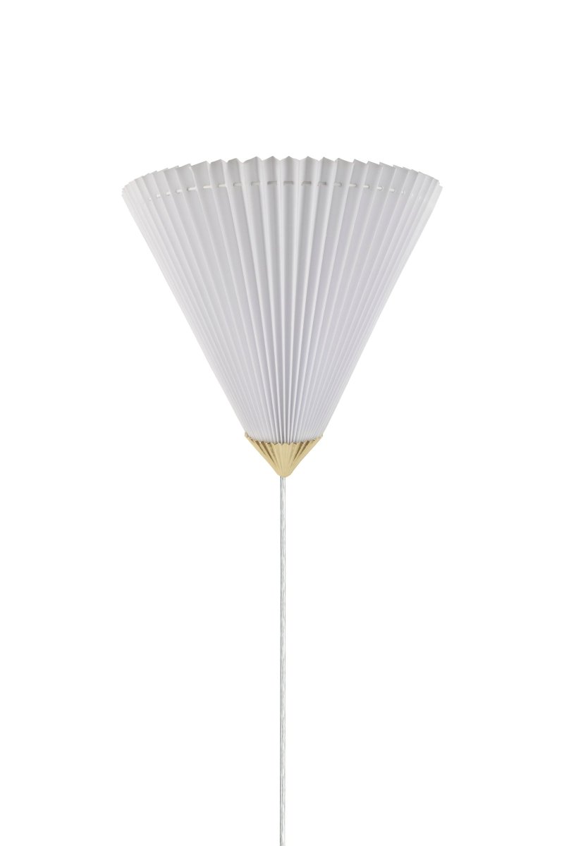 Matisse 34cm Hvit vegglampe Fra Globen Lighting - Med sin hvite plisserte tekstilskjerm og matchende metalldetaljer i messingfinish, ser denne vegglampen flott ut i b&aring;de trendy og klassiske hjem.