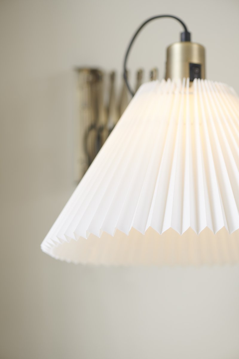 Medina Ø33 Antikk messing vegglampe Fra Halo Design - Leveres med 2m plastledning, str&oslash;mbryter og st&oslash;psel.