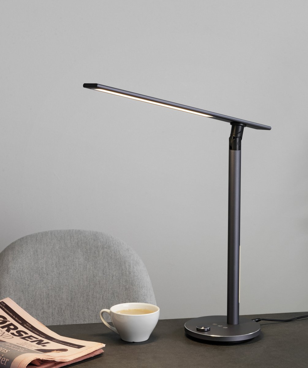 Office 46cm Grå skrivebordslampe Fra Halo Design - Den slanke og moderne designen gj&oslash;r Office til et stilig og praktisk tillegg til skrivebordet.