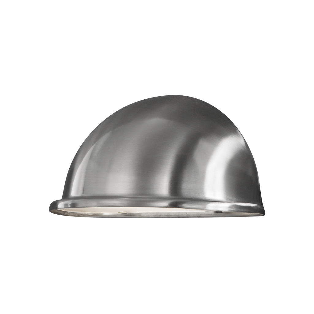 Torino Sølv utendørslampe Fra Konstsmide - Designet i rustfritt stål og den minimalistiske halvmåneformen gir et subtilt og behagelig lys som er perfekt for uteplasser, ganger og innganger.