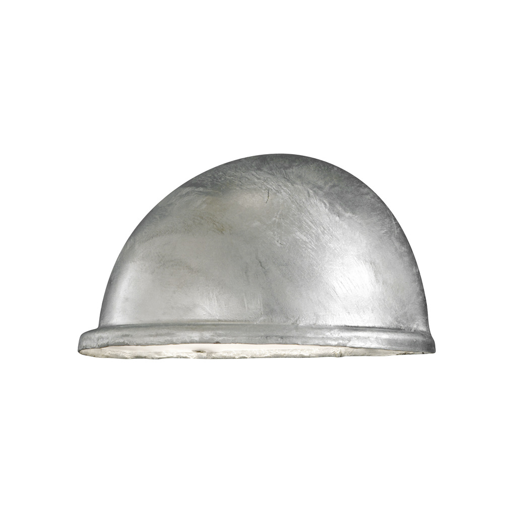 Torino Galvanisert stål utendørslampe Fra Konstsmide - Designet i galvanisert stål og den minimalistiske halvmåneformen gir et subtilt og behagelig lys som er perfekt for uteplasser, ganger og entre.