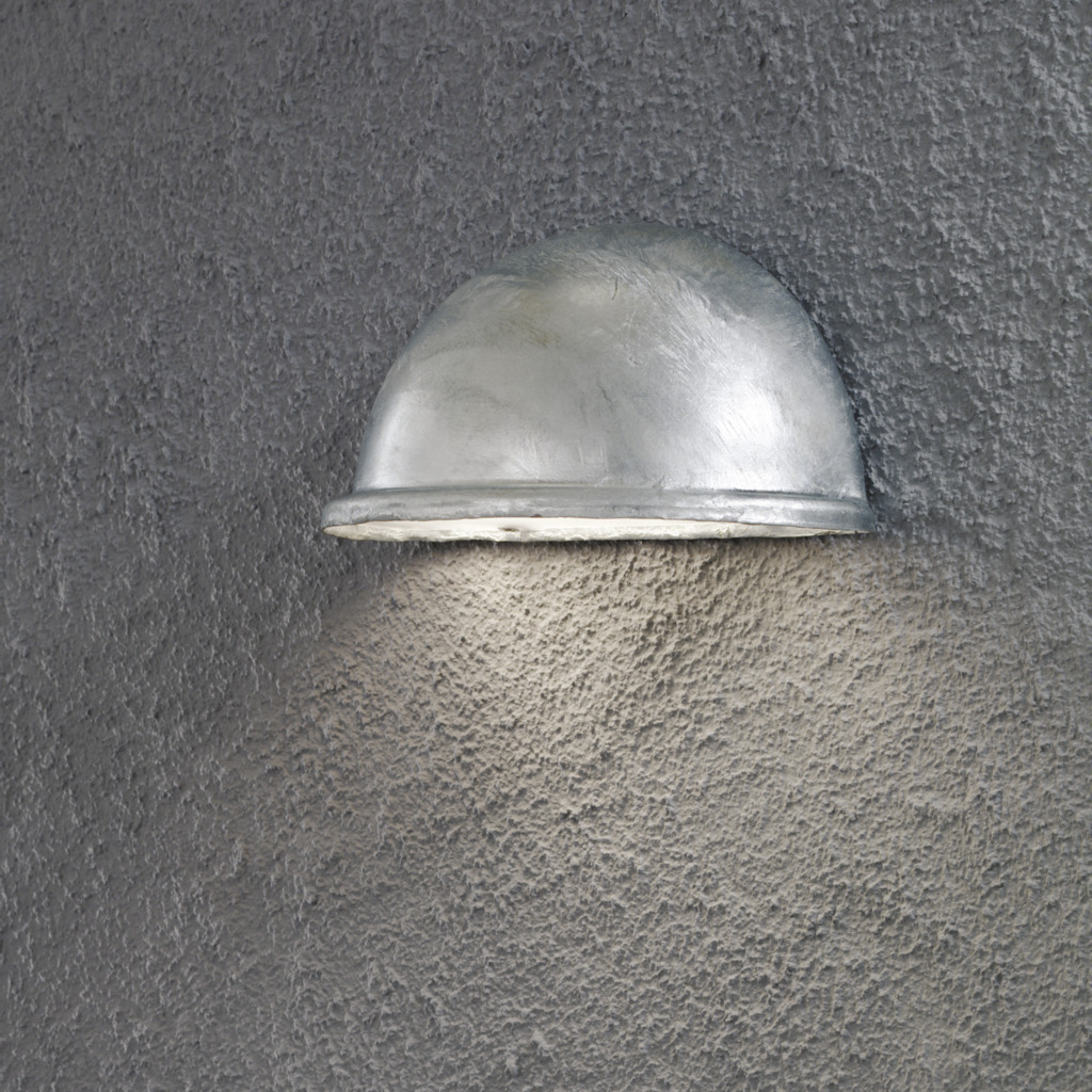 Torino Galvanisert stål utendørslampe Fra Konstsmide - Designet i galvanisert stål og den minimalistiske halvmåneformen gir et subtilt og behagelig lys som er perfekt for uteplasser, ganger og entre.