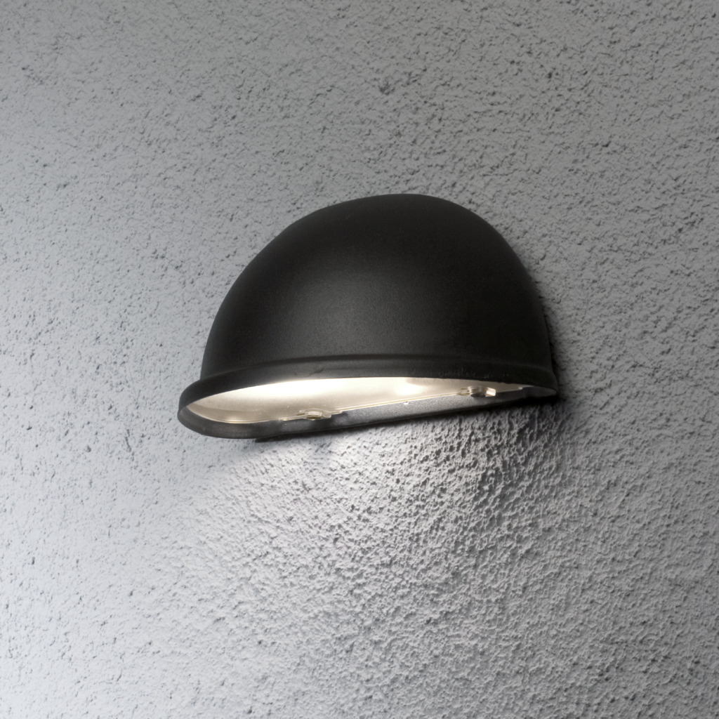 Torino Svart utendørslampe Fra Konstsmide - Den mattsvarte finishen og den minimalistiske halvmåneformen gir et subtilt og behagelig lys som er perfekt for uteplasser, gangveier og innganger.