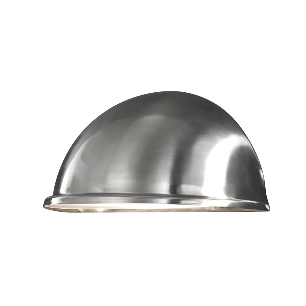 Torino Sølv utendørslampe Fra Konstsmide - Designet i rustfritt st&aring;l og den minimalistiske halvm&aring;neformen gir et subtilt og behagelig lys som er perfekt for uteplasser, ganger og innganger.
