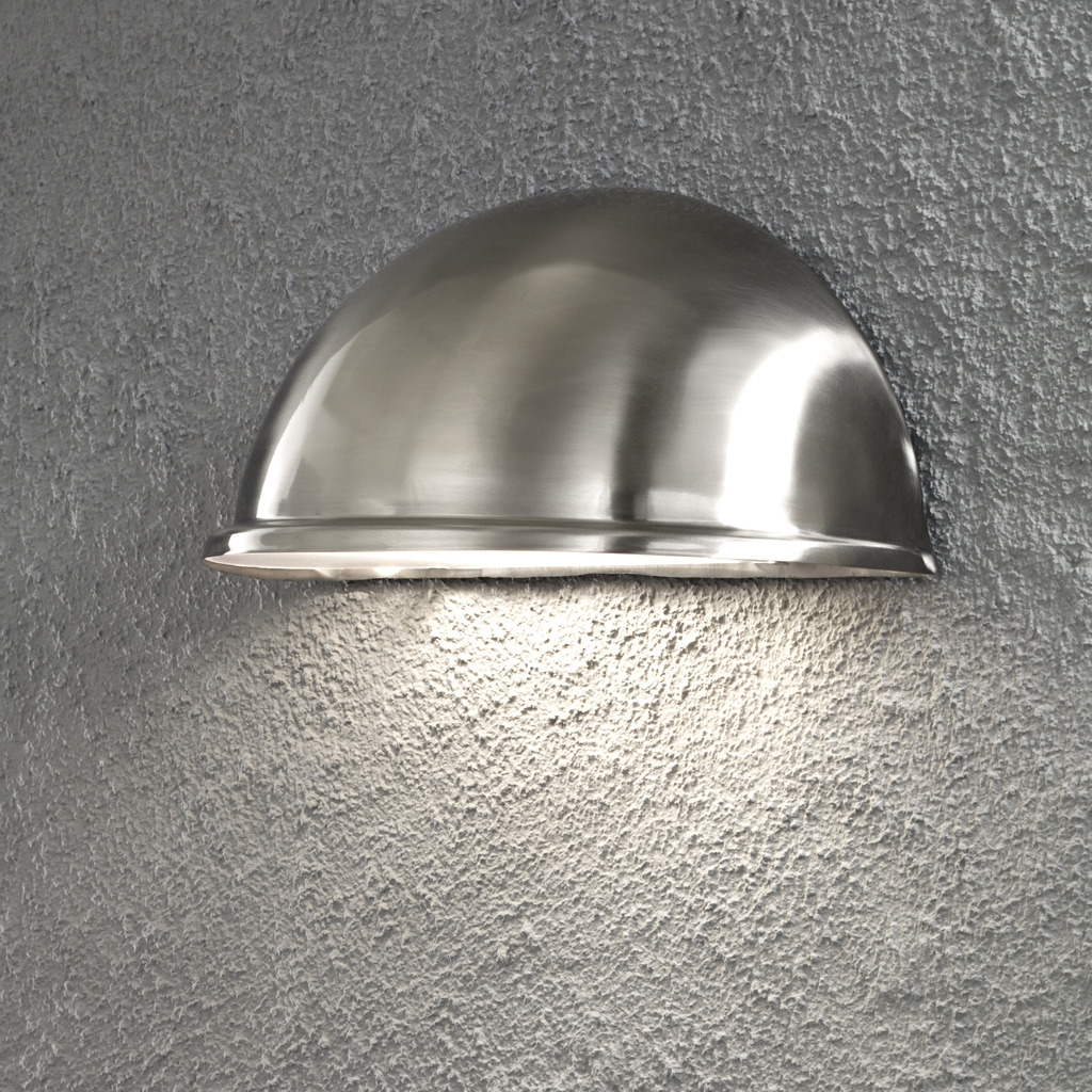 Torino Sølv utendørslampe Fra Konstsmide - Designet i rustfritt st&aring;l og den minimalistiske halvm&aring;neformen gir et subtilt og behagelig lys som er perfekt for uteplasser, ganger og innganger.