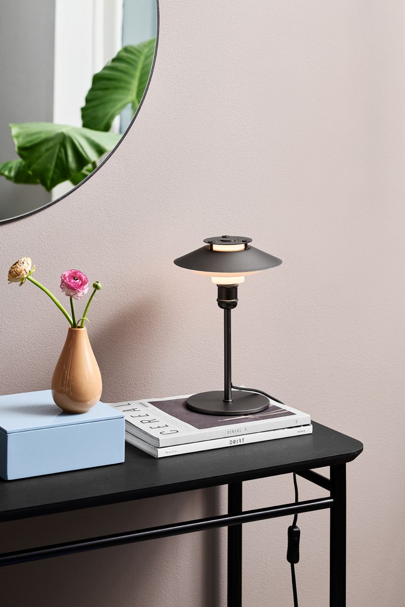 1123 28cm Svart bordlampe Fra Halo Design - 1123-lampen er en moderne bordlampe med industrielt design.