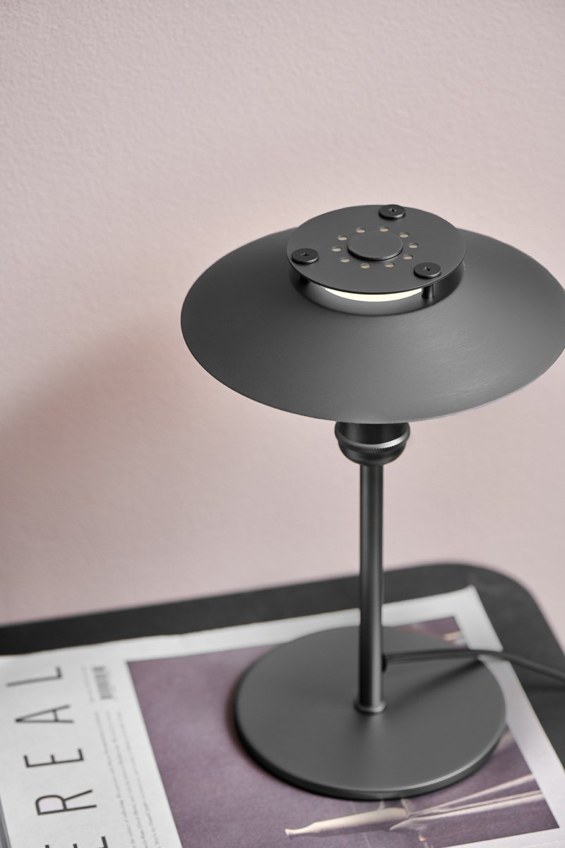 1123 28cm Svart bordlampe Fra Halo Design - 1123-lampen er en moderne bordlampe med industrielt design.