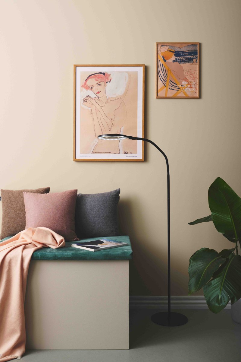 Magni Svart gulvlampe Fra Halo Design - Leveres med en 180 cm lang kabel og en 3-trinns dimmer, som gir full kontroll over lysstyrken for optimal belysning i alle situasjoner.