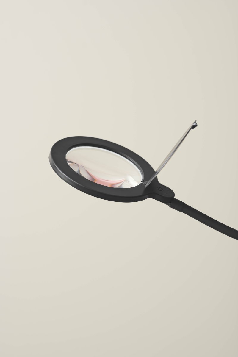 Magni Svart gulvlampe Fra Halo Design - Leveres med en 180 cm lang kabel og en 3-trinns dimmer, som gir full kontroll over lysstyrken for optimal belysning i alle situasjoner.