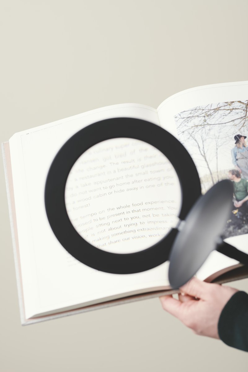 Magni Svart gulvlampe Fra Halo Design - Leveres med en 180 cm lang kabel og en 3-trinns dimmer, som gir full kontroll over lysstyrken for optimal belysning i alle situasjoner.