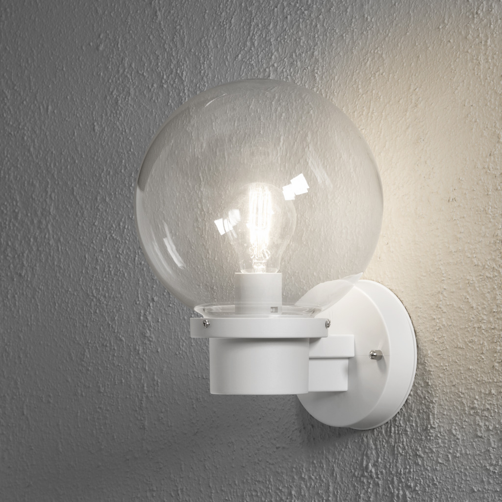 Nemi Hvit utendørslampe Fra Konstsmide - Lampen sprer et jevnt og behagelig lys, noe som gjør den ideell for innganger, uteplasser og gangveier.