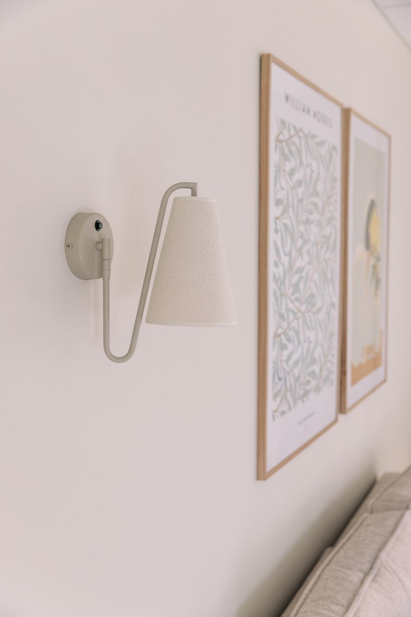 Lou 28cm Beige vegglampe Fra Globen Lighting - Lou er en funksjonell og dekorativ vegglampe med r&oslash;rformet ledd og en lampeskjerm laget av boucl&eacute;-stoff.