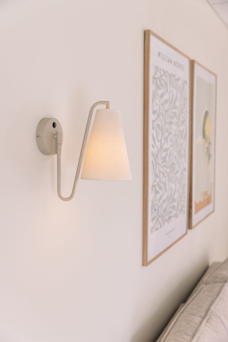 Lou 28cm Beige vegglampe Fra Globen Lighting - Lou er en funksjonell og dekorativ vegglampe med r&oslash;rformet ledd og en lampeskjerm laget av boucl&eacute;-stoff.