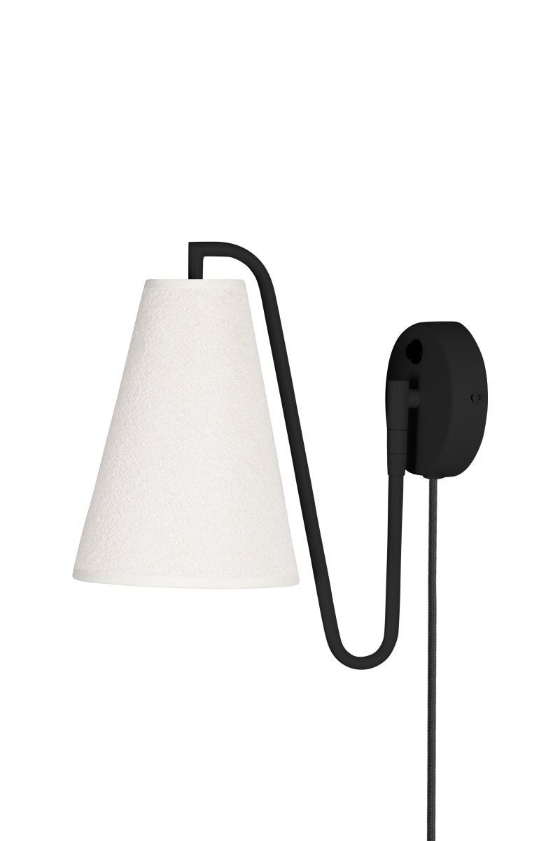 Lou 28cm Svart vegglampe Fra Globen Lighting - Lou er en funksjonell og dekorativ vegglampe med r&oslash;rformet ledd og en lampeskjerm laget av boucl&eacute;-stoff.