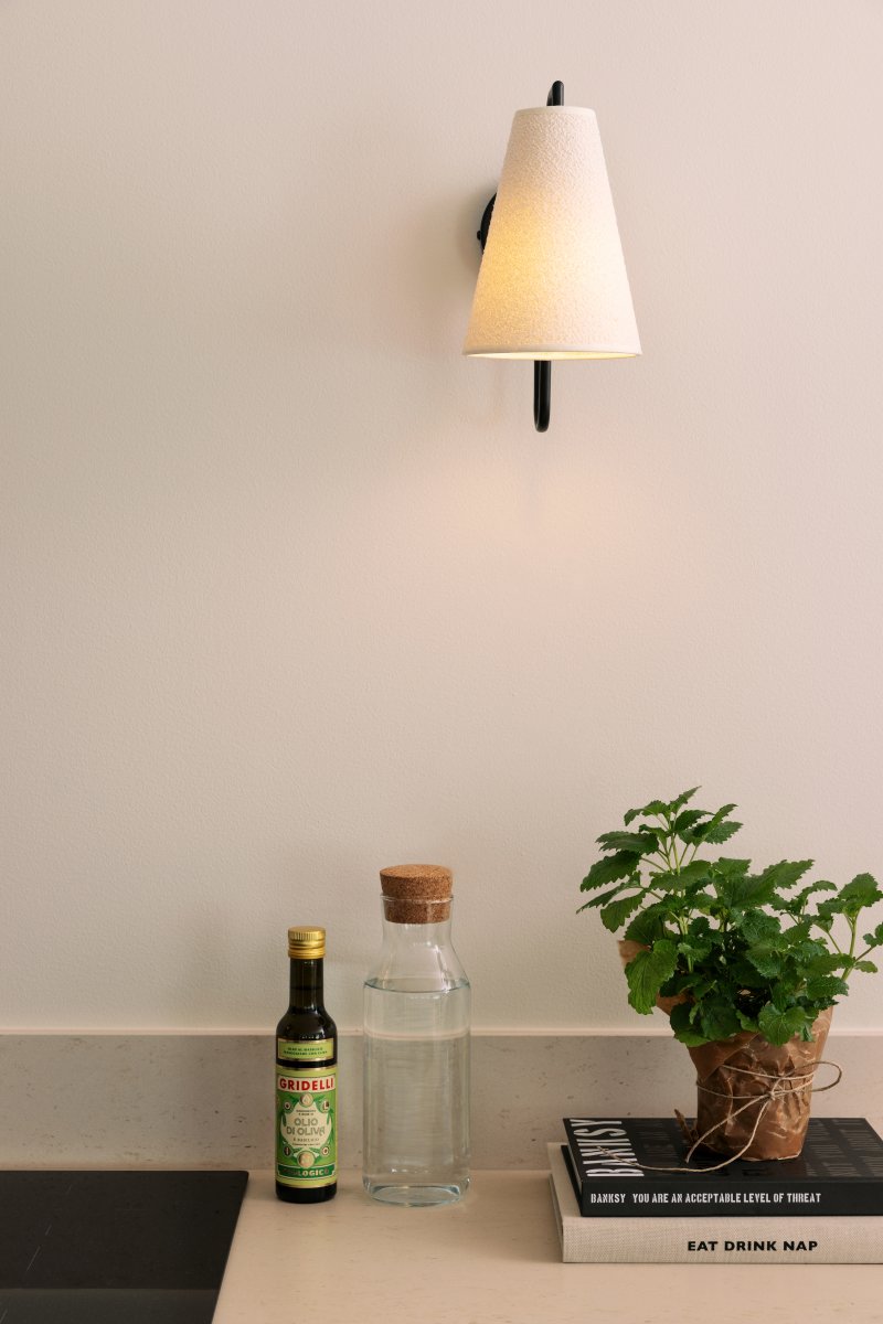 Lou 28cm Svart vegglampe Fra Globen Lighting - Lou er en funksjonell og dekorativ vegglampe med r&oslash;rformet ledd og en lampeskjerm laget av boucl&eacute;-stoff.