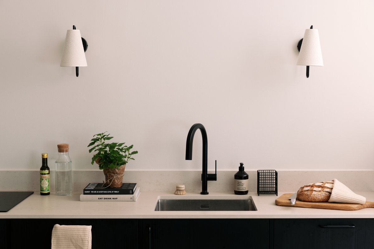 Lou 28cm Svart vegglampe Fra Globen Lighting - Lou er en funksjonell og dekorativ vegglampe med r&oslash;rformet ledd og en lampeskjerm laget av boucl&eacute;-stoff.