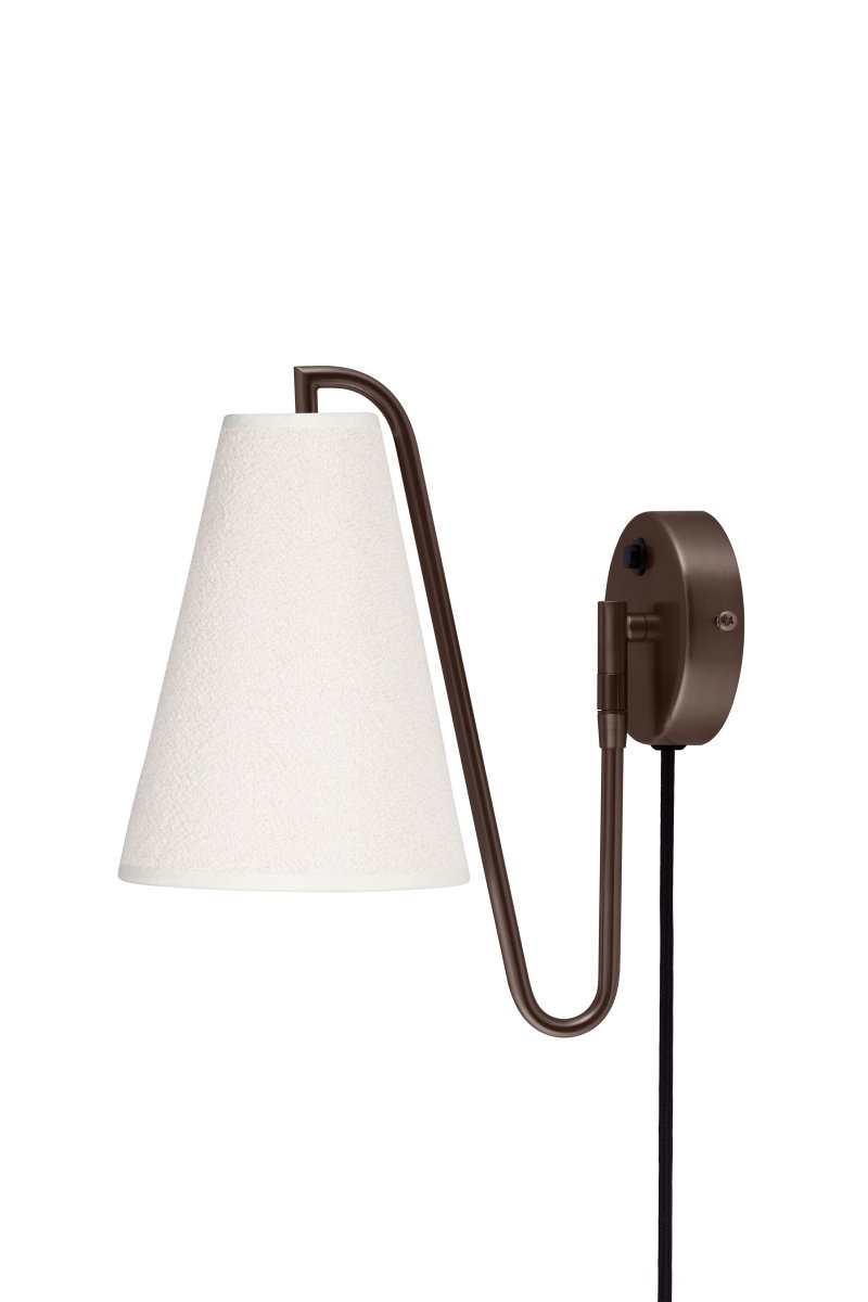 Lou 28cm Bronse vegglampe Fra Globen Lighting - Lou er en funksjonell og dekorativ vegglampe med bevegelig ledd og en lampeskjerm laget av boucl&eacute;-stoff.