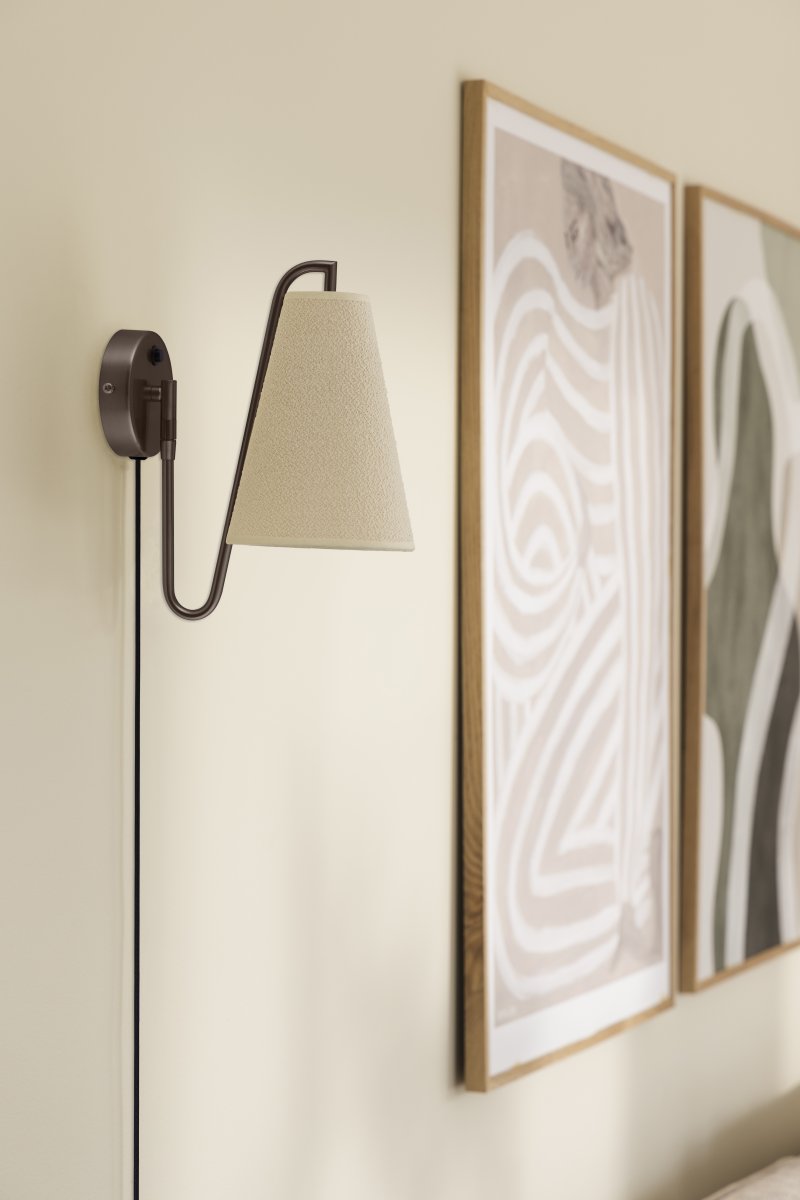 Lou 28cm Bronse vegglampe Fra Globen Lighting - Lou er en funksjonell og dekorativ vegglampe med bevegelig ledd og en lampeskjerm laget av boucl&eacute;-stoff.
