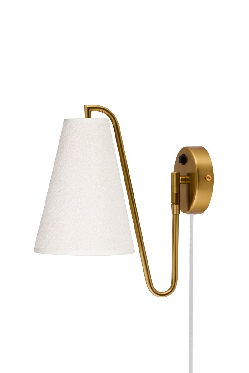 Lou 28cm Børstet messing vegglampe Fra Globen Lighting - Lou er en funksjonell og dekorativ vegglampe med bevegelig ledd og en lampeskjerm laget av boucl&eacute;-stoff.