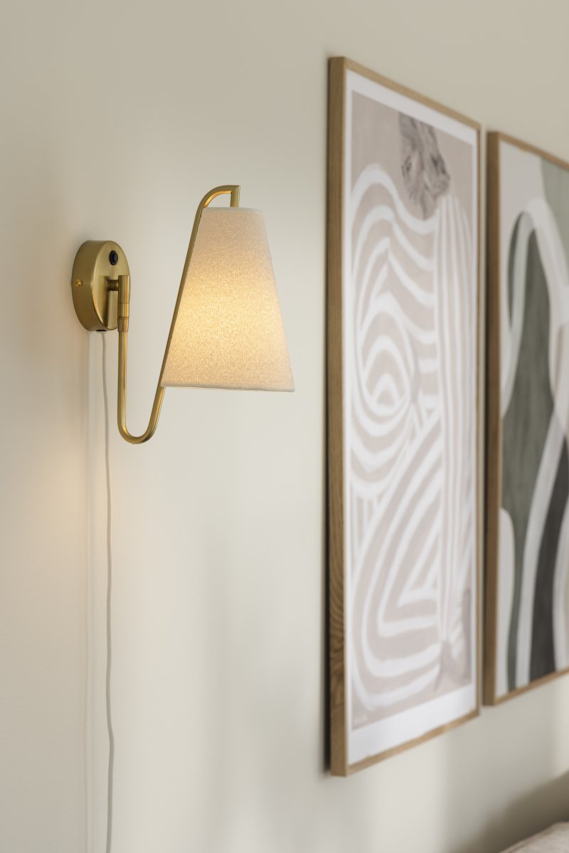 Lou 28cm Børstet messing vegglampe Fra Globen Lighting - Lou er en funksjonell og dekorativ vegglampe med bevegelig ledd og en lampeskjerm laget av boucl&eacute;-stoff.