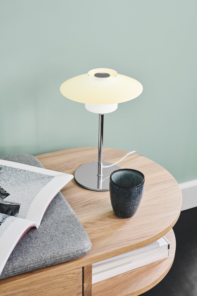 Scandinavia 30cm Opal bordlampe Fra Halo Design - Skandinavia er b&aring;de praktisk og estetisk &ndash; en lampe som kombinerer funksjon og form med en harmonisk m&aring;te.