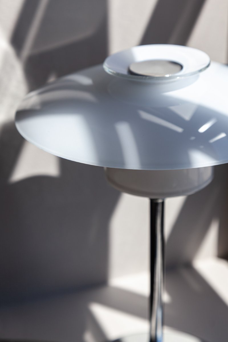 Scandinavia 30cm Opal bordlampe Fra Halo Design - Skandinavia er b&aring;de praktisk og estetisk &ndash; en lampe som kombinerer funksjon og form med en harmonisk m&aring;te.