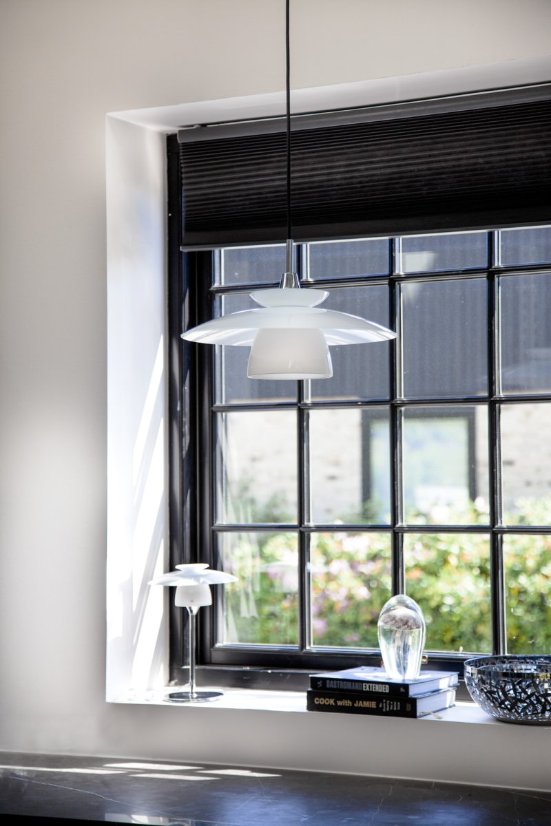 Scandinavia 30cm Opal bordlampe Fra Halo Design - Skandinavia er b&aring;de praktisk og estetisk &ndash; en lampe som kombinerer funksjon og form med en harmonisk m&aring;te.