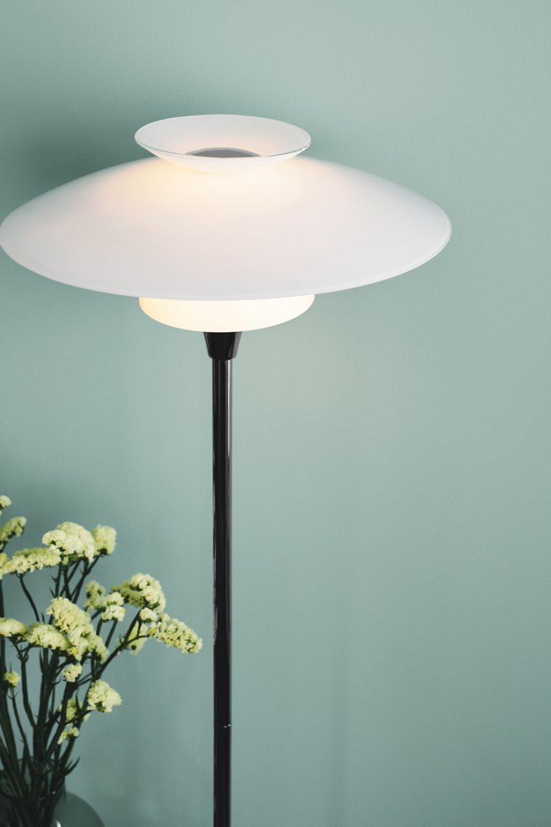 Scandinavia Opal gulvlampe Fra Halo Design - Skandinavia er både praktisk og estetisk &ndash; en lampe som kombinerer funksjon og form med en harmonisk måte.