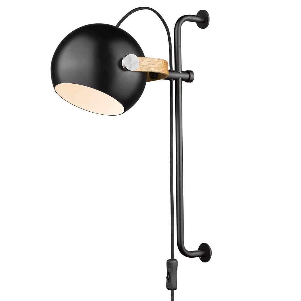 D.C Ø18 Svart vegglampe Fra Halo Design - De runde formene i kombinasjon med detaljene i metall og tre.