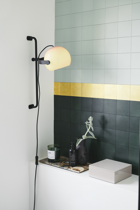 D.C Ø18 Svart vegglampe Fra Halo Design - De runde formene i kombinasjon med detaljene i metall og tre.