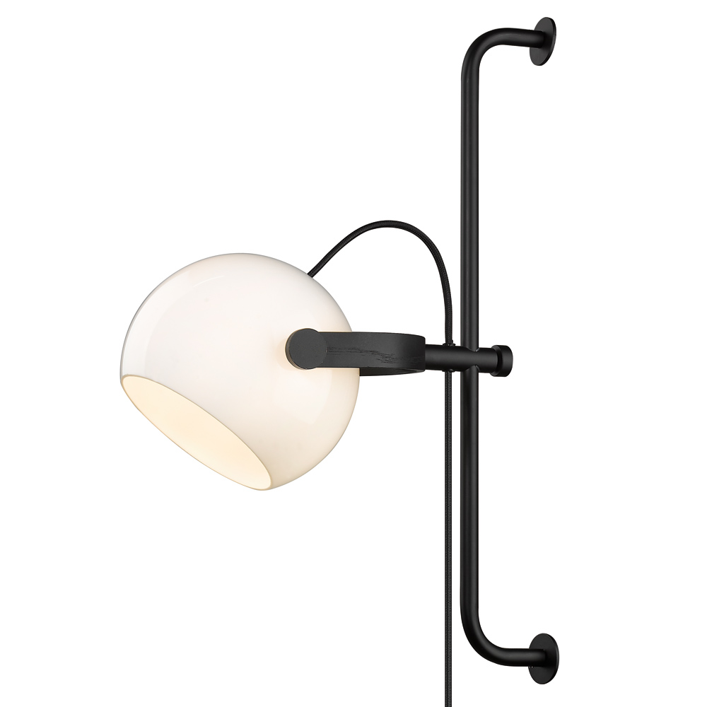 D.C Ø18 Svart vegglampe Fra Halo Design - De runde formene i kombinasjon med detaljene i metall og tre.