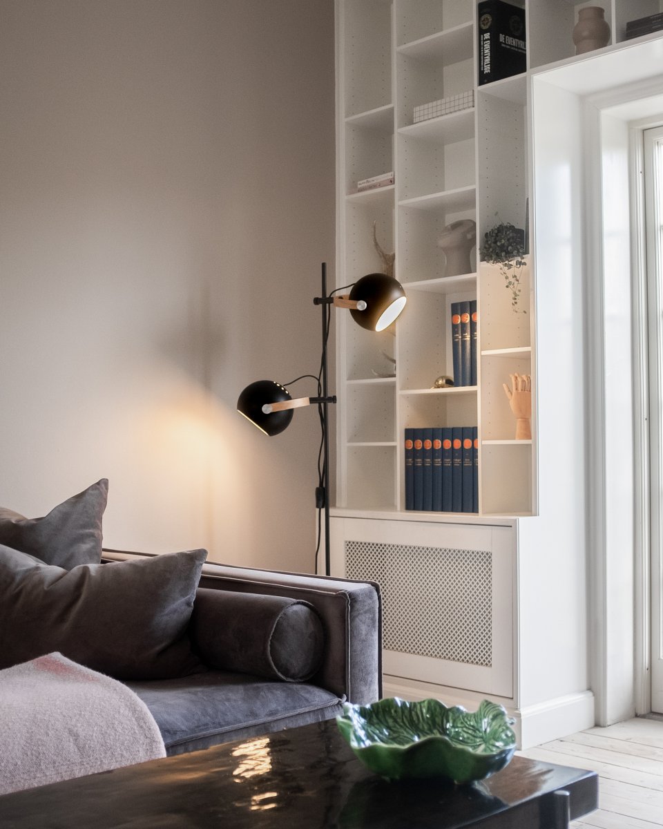 D.C Ø18 Svart gulvlampe Fra Halo Design - De runde formene i kombinasjon med detaljene i metall og tre.