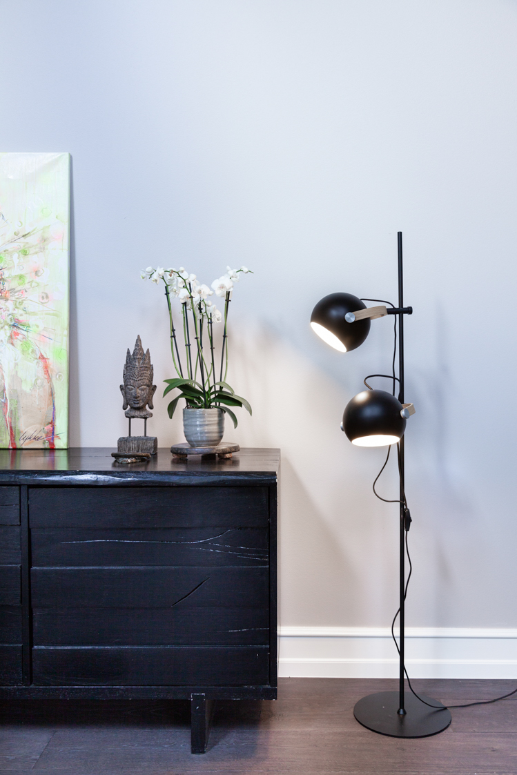 D.C Ø18 Svart gulvlampe Fra Halo Design - De runde formene i kombinasjon med detaljene i metall og tre.