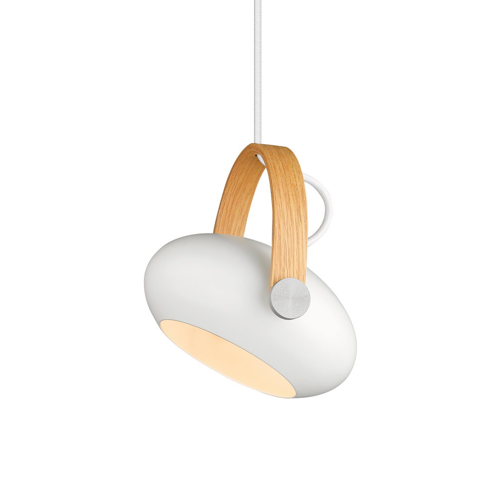 Zoom bilde av D.C Ø18 Hvit Taklampe Fra Halo Design - Den finerte eikebuen har ogs&aring; en viktig funksjon i rotasjonen og vinkelen p&aring; skjermen for &aring; spre lyset dit du &oslash;nsker det.